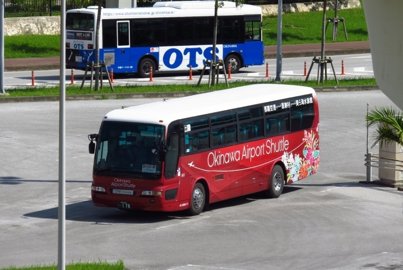 那覇空港バスのバスプール