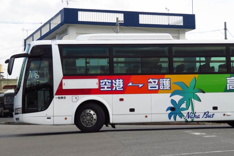 沖縄の水族館にバスで