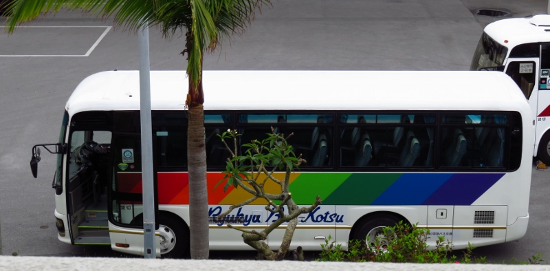 沖縄の中型観光バス