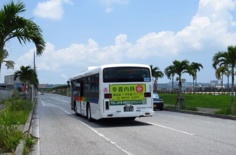 沖縄のバス広告
