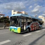スマホを充電できる路線バスが登場！電気の力で走る沖縄初のEVバス：F8 series2-City Bus